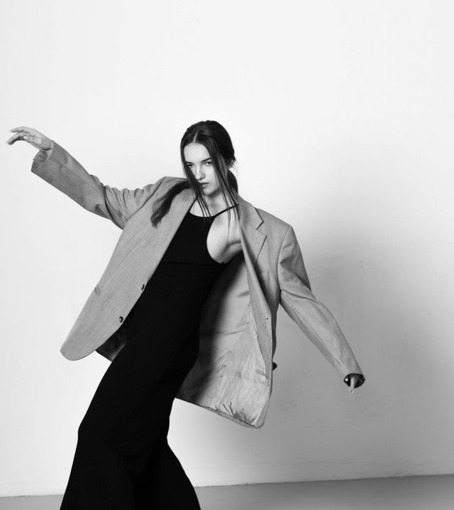 modelo-vestido-preto-casaco-moda-sustentabilidade-vestuário