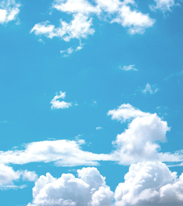 imagem-ceu-azul-com-nuvens-brancas-calmo