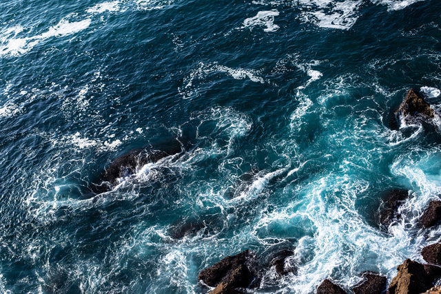 imagem-ondas-mar-pedras-azul-revolto
