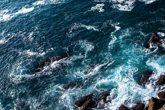 imagem-ondas-mar-pedras-azul-revolto