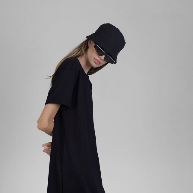 Modelo Feminina Bucket Hat Óculos Vestido Movin