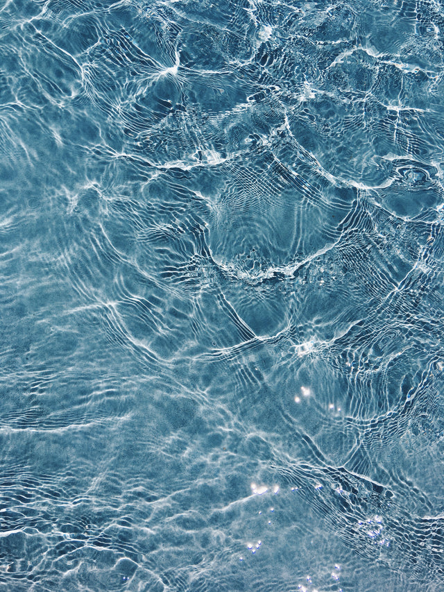 imagem-camada-fina-agua-azul-superficie-branca