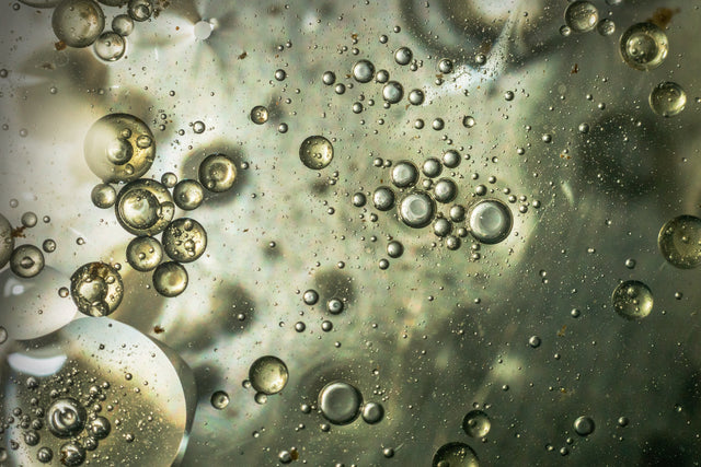 imagem-liquido-verde-bolhas-agua-quimicos-detalhe
